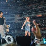 Taylor Swift canta al centro del escenario durante The Eras Tour