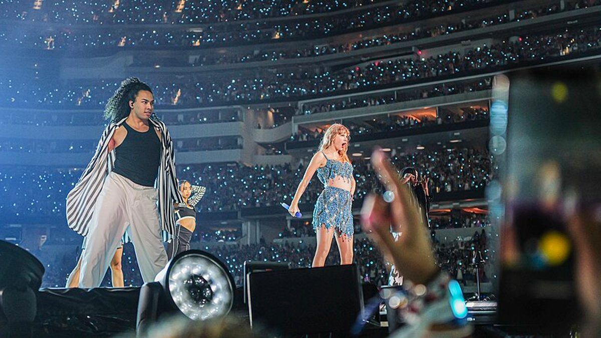 Taylor Swift canta al centro del escenario durante The Eras Tour