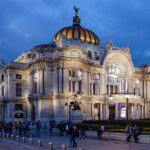Palacio de Bellas Artes iluminado al anochecer en Ciudad de México