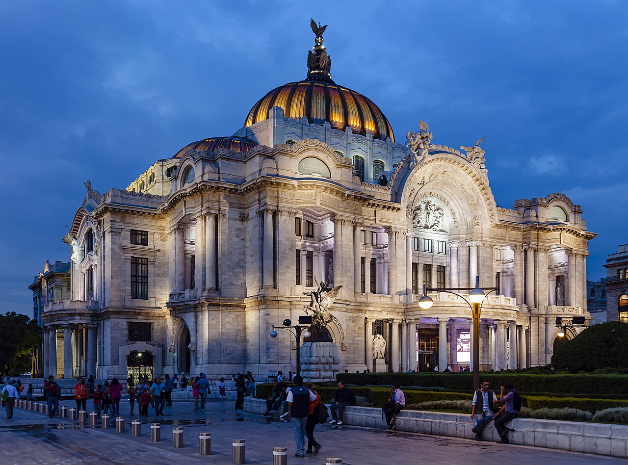 Palacio de Bellas Artes iluminado al anochecer en Ciudad de México
