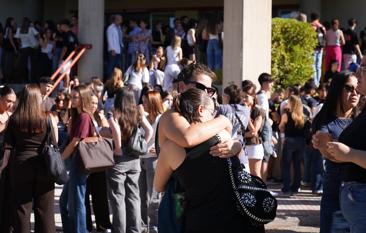 Comunidad de la Universidad de Granada guarda un minuto de silencio por Claudia Tacoronte