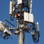 Equipo técnico de Verizon instala infraestructura de telecomunicaciones