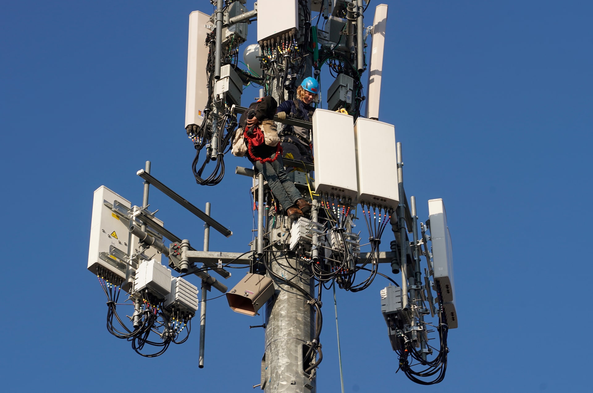 Equipo técnico de Verizon instala infraestructura de telecomunicaciones