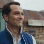 Matthew Rhys en una escena de la serie Widow's Bay de Apple TV