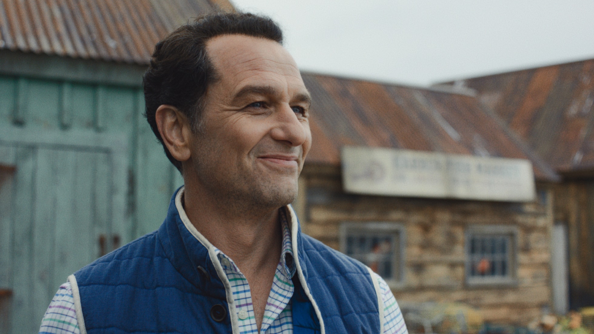 Matthew Rhys en una escena de la serie Widow's Bay de Apple TV