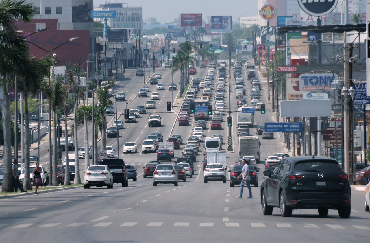 Tránsito vehicular en una avenida urbana de Tamaulipas
