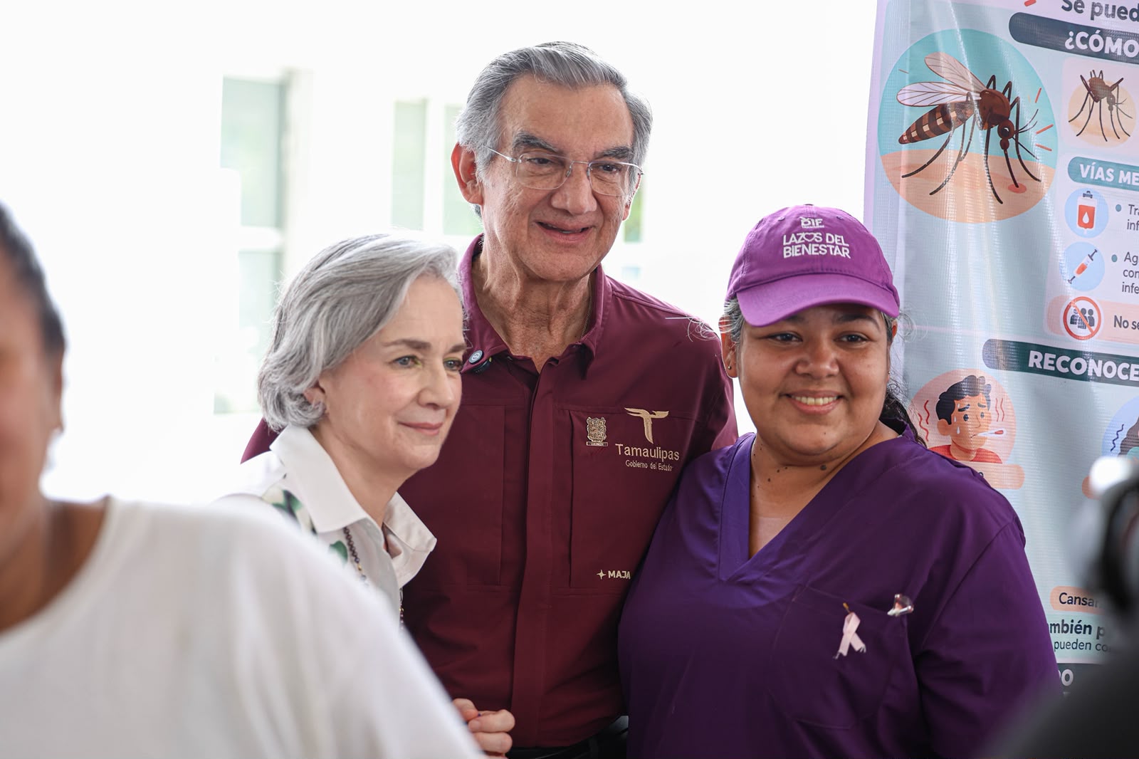 Américo Villarreal y María de Villarreal durante el Corredor de la Salud de Lazos del Bienestar en Tampico