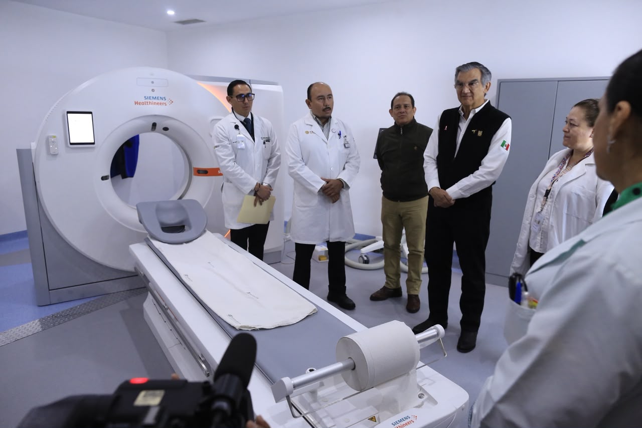 Personal médico presenta al gobernador Américo Villarreal equipo hospitalario de alta especialidad