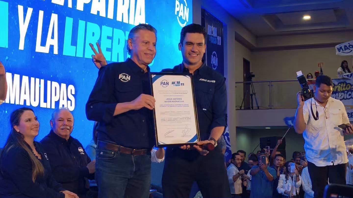 Jesús Nader y Jorge Romero muestran un nombramiento durante un evento del PAN