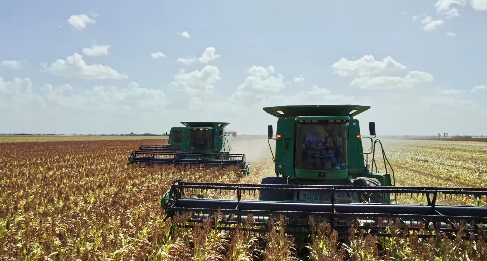 Maquinaria agrícola trabaja en campos de Río Bravo