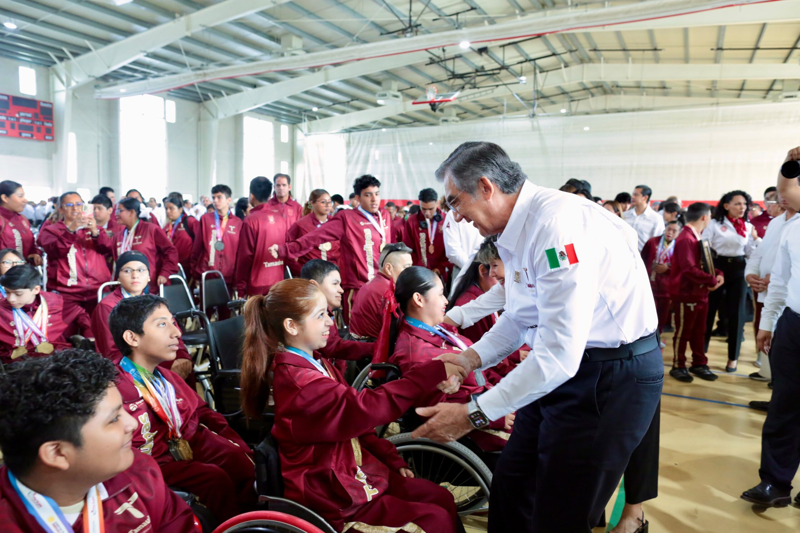 Gobernador Américo Villarreal saluda a integrantes de la delegación tamaulipeca