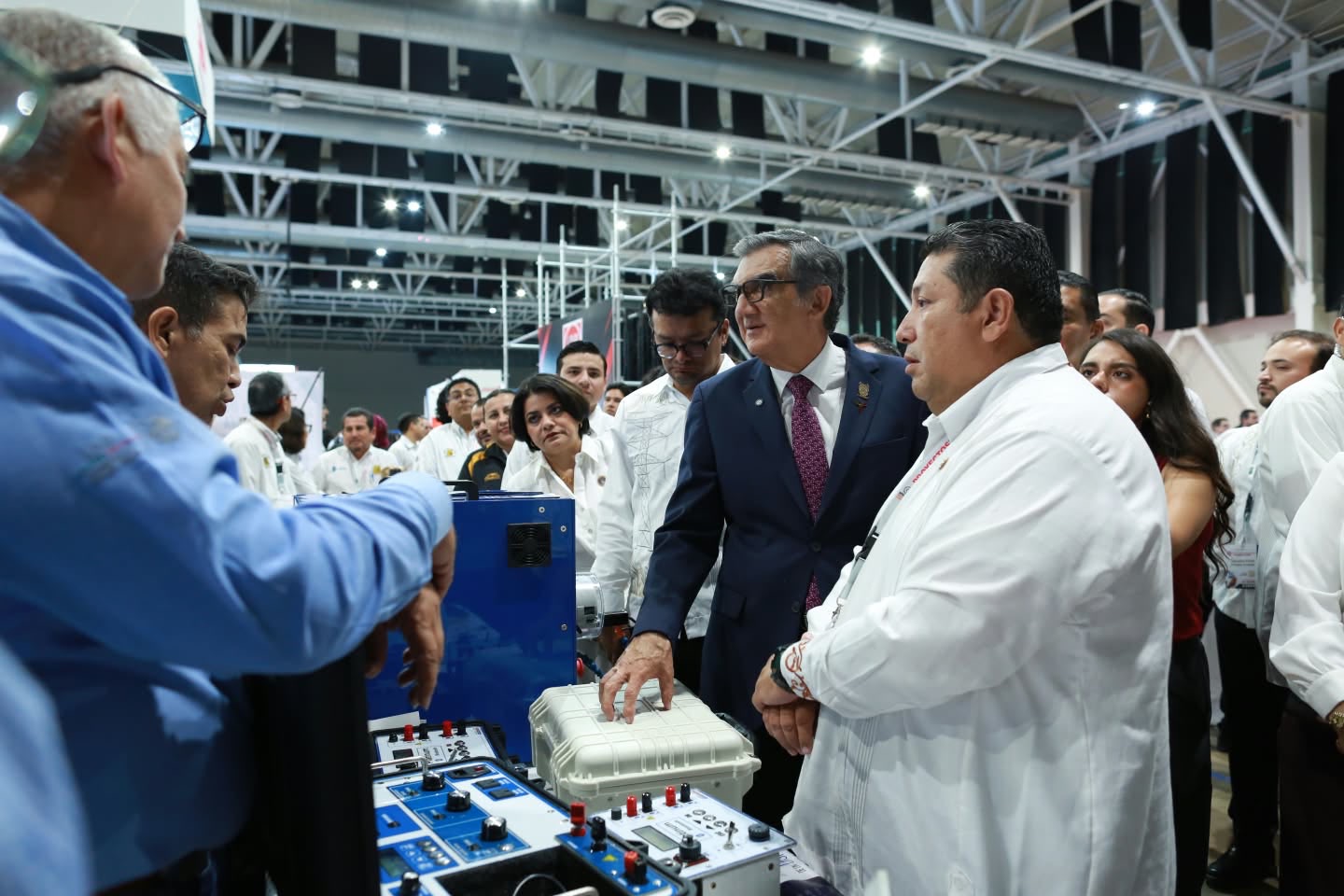 Presentación de equipos durante el Congreso Internacional de Energía