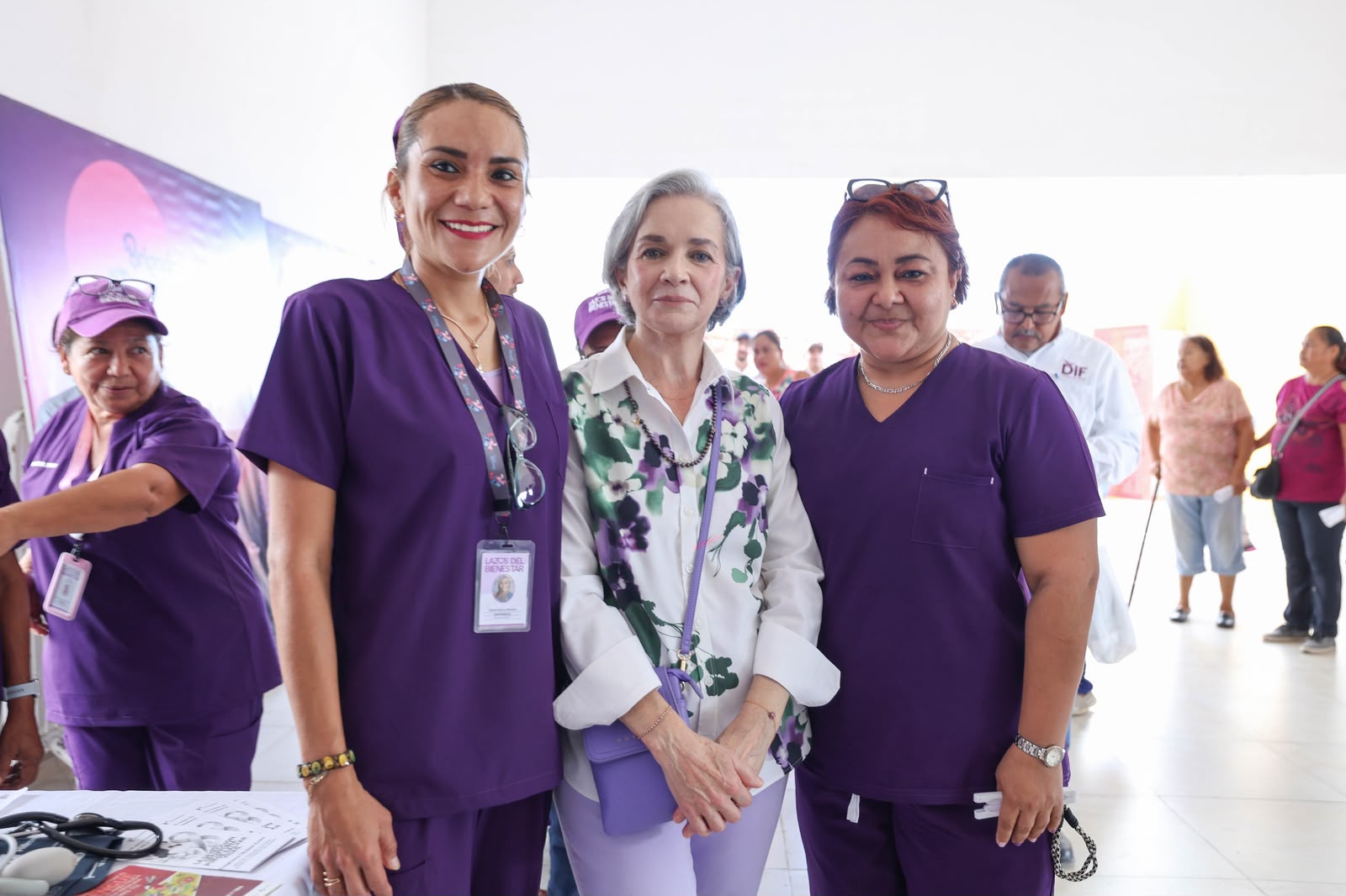 María de Villarreal con personal del Corredor de la Salud en Tampico