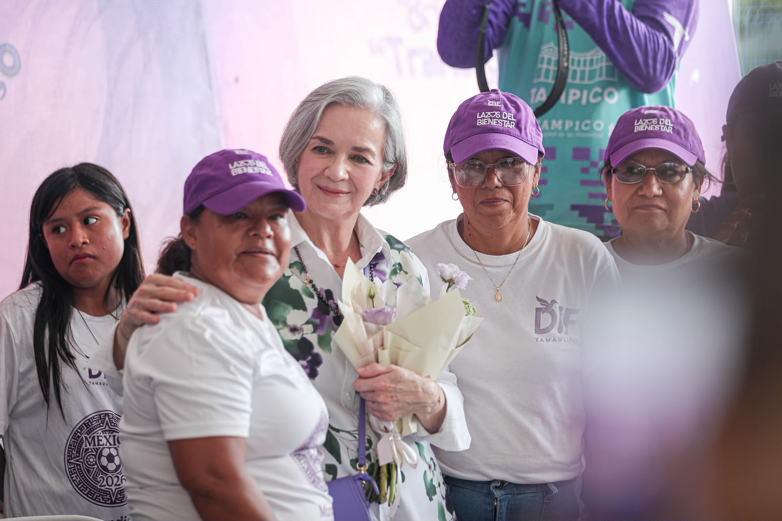 María de Villarreal con integrantes de Lazos del Bienestar en Tampico