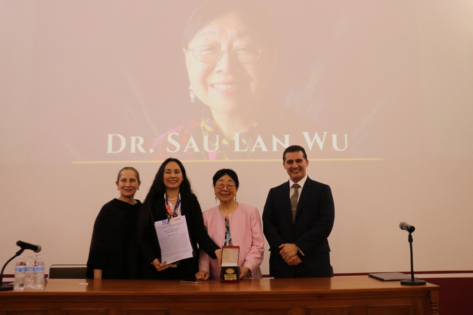 Entrega del reconocimiento de la Sociedad Mexicana de Física a Sau Lan Wu