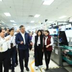 Américo Villarreal recorre una planta industrial de Tamaulipas