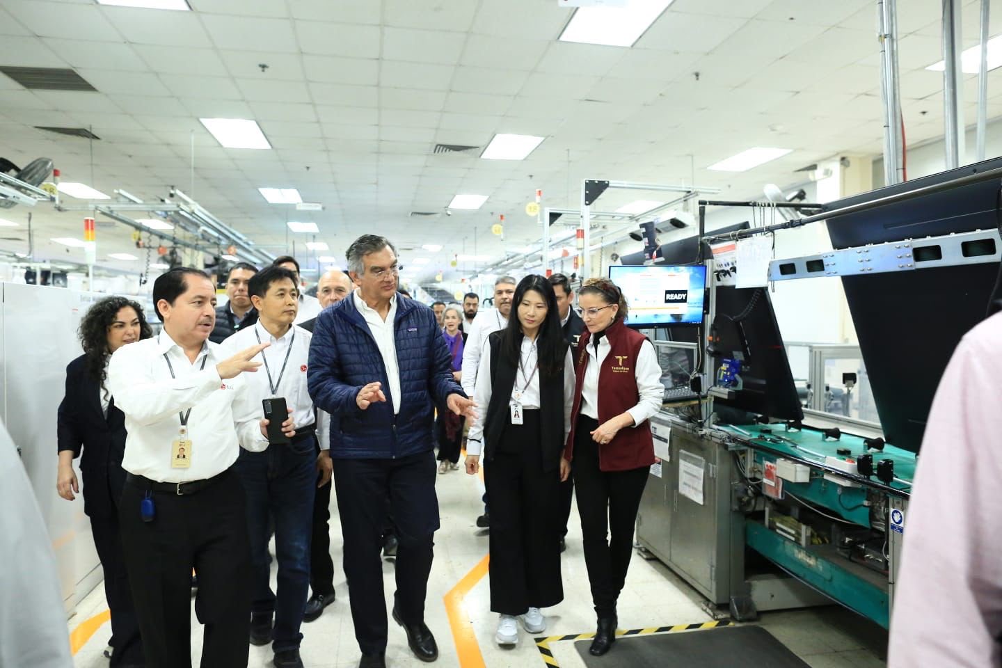 Américo Villarreal recorre una planta industrial de Tamaulipas