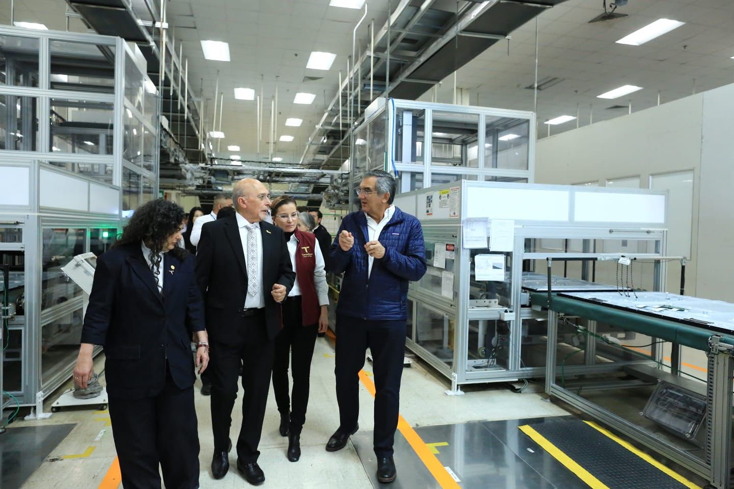 El gobernador Américo Villarreal recorre una planta industrial de Tamaulipas