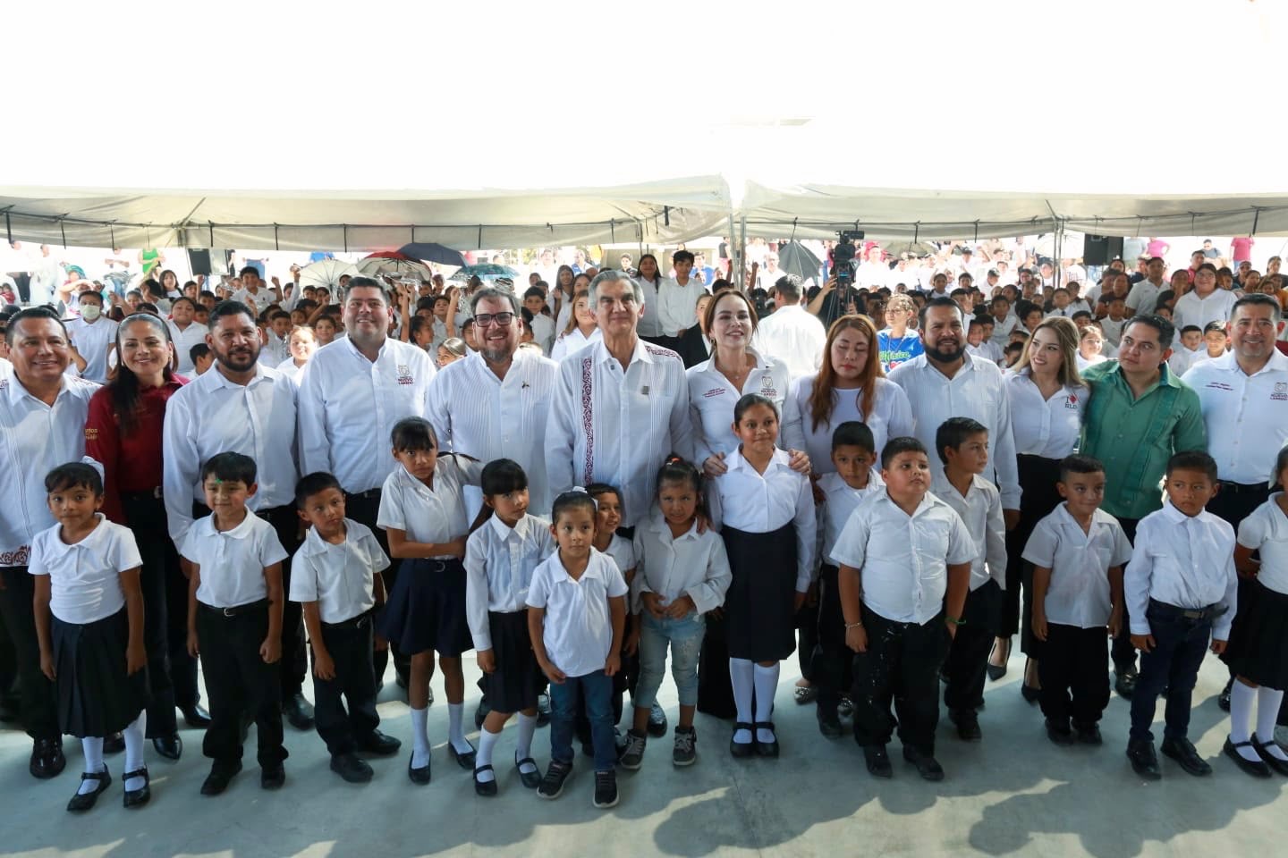 Autoridades estatales y municipales con estudiantes de Nuevo Laredo.