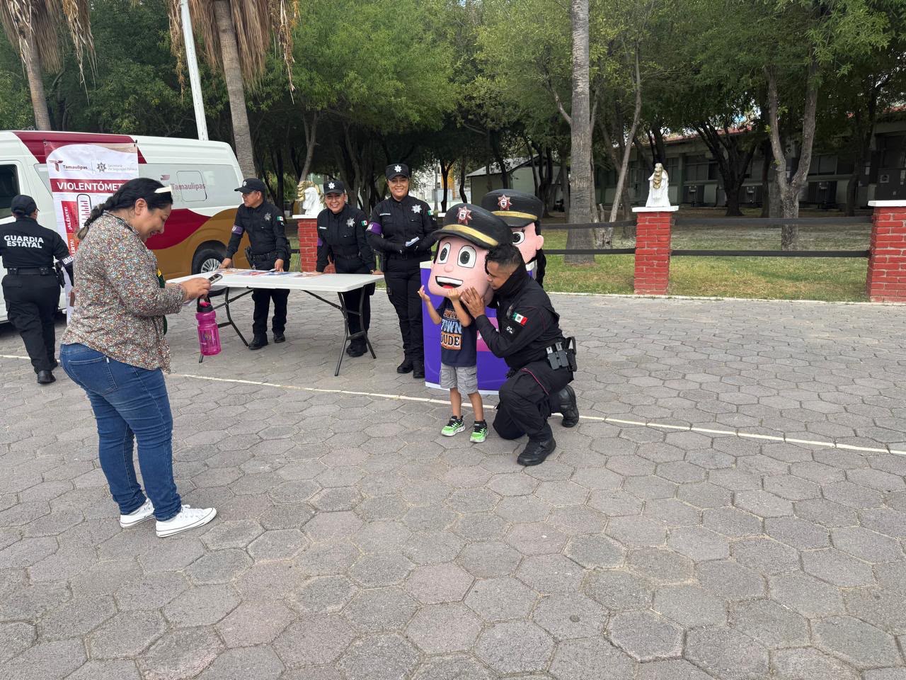 Elemento de la Guardia Estatal participa en una actividad de proximidad social