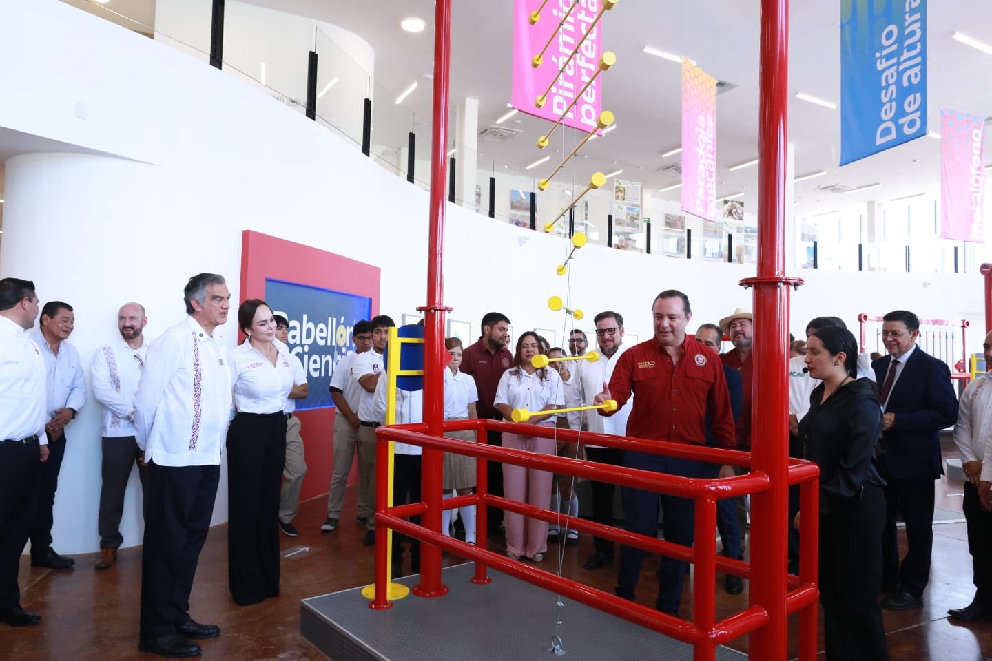 Autoridades recorren una exhibición del Museo de Ciencia, Tecnología y Planetario.