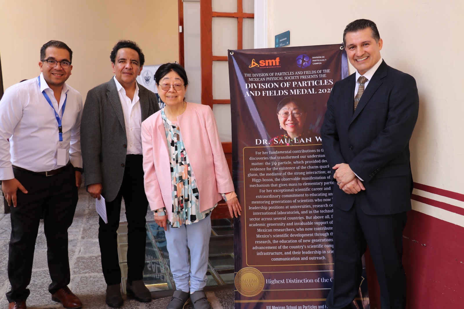 Sau Lan Wu con participantes del homenaje en Puebla