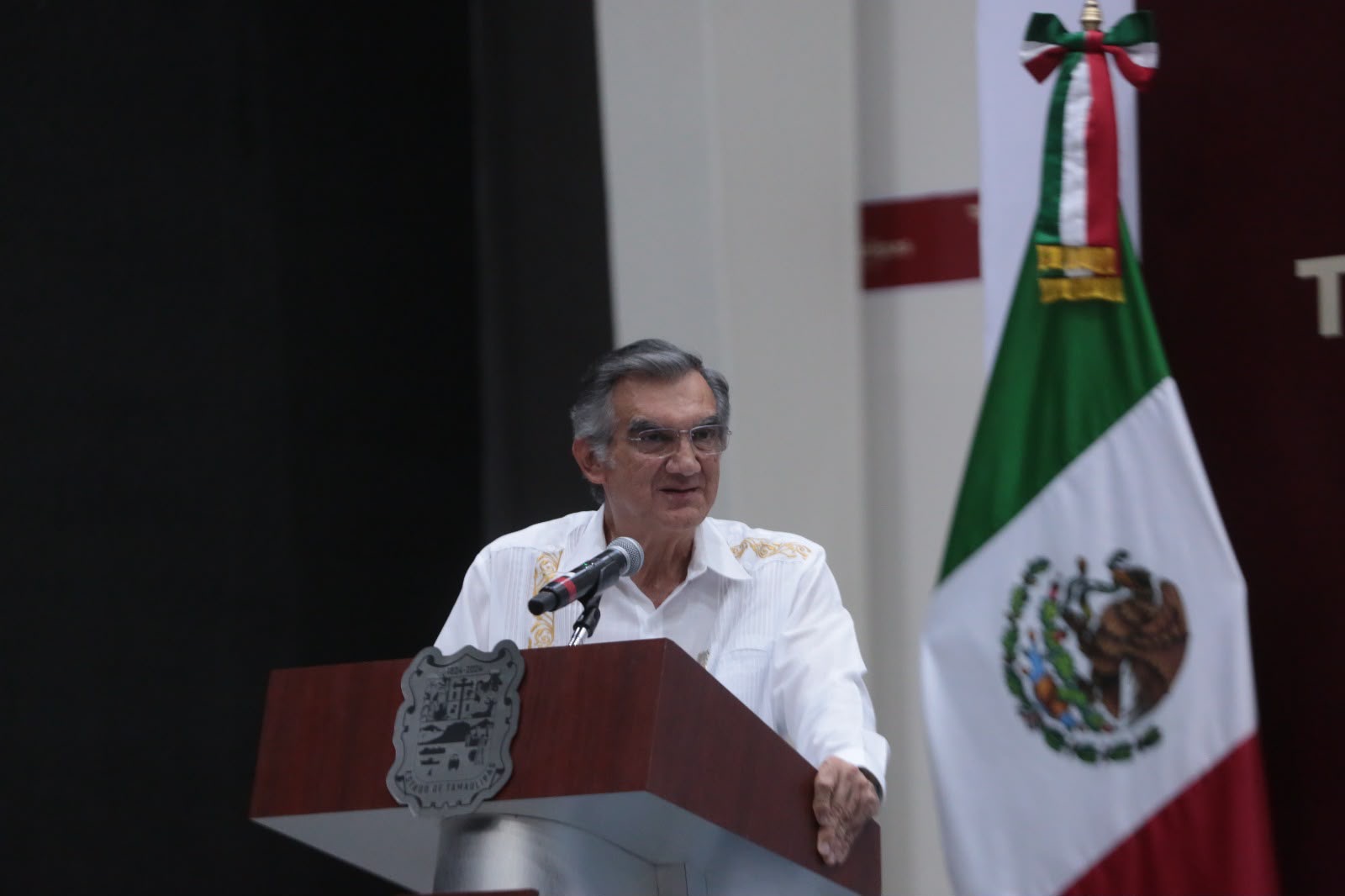 El gobernador Américo Villarreal durante la ceremonia de certificación de centros de rehabilitación.