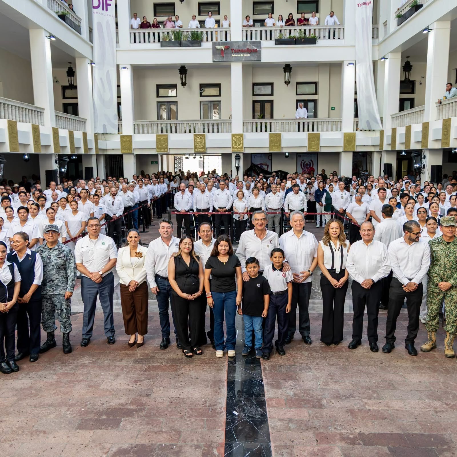 Autoridades y personal de salud durante la ceremonia en Palacio de Gobierno