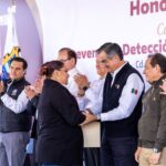 “El cáncer no es sinónimo de muerte”: sobrevivientes llaman a la detección oportuna; Tamaulipas garantiza tratamientos Américo Villarreal reconoce a una sobreviviente de cáncer durante la ceremonia en Ciudad Victoria