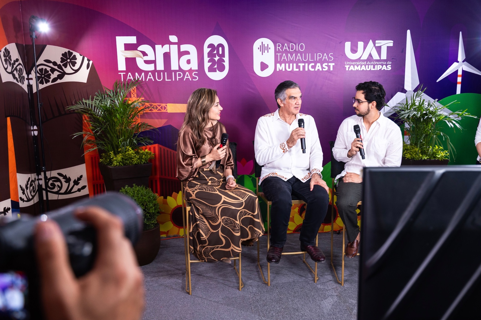 Américo Villarreal durante la emisión especial de Diálogos con Américo en la Feria Tamaulipas 2026