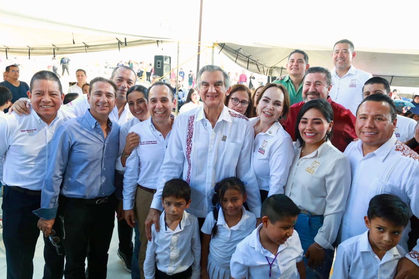 El gobernador Américo Villarreal con estudiantes y autoridades de Nuevo Laredo.