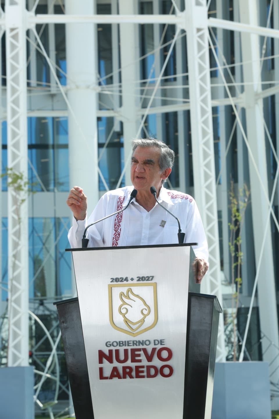El gobernador Américo Villarreal durante una gira de trabajo por Nuevo Laredo.