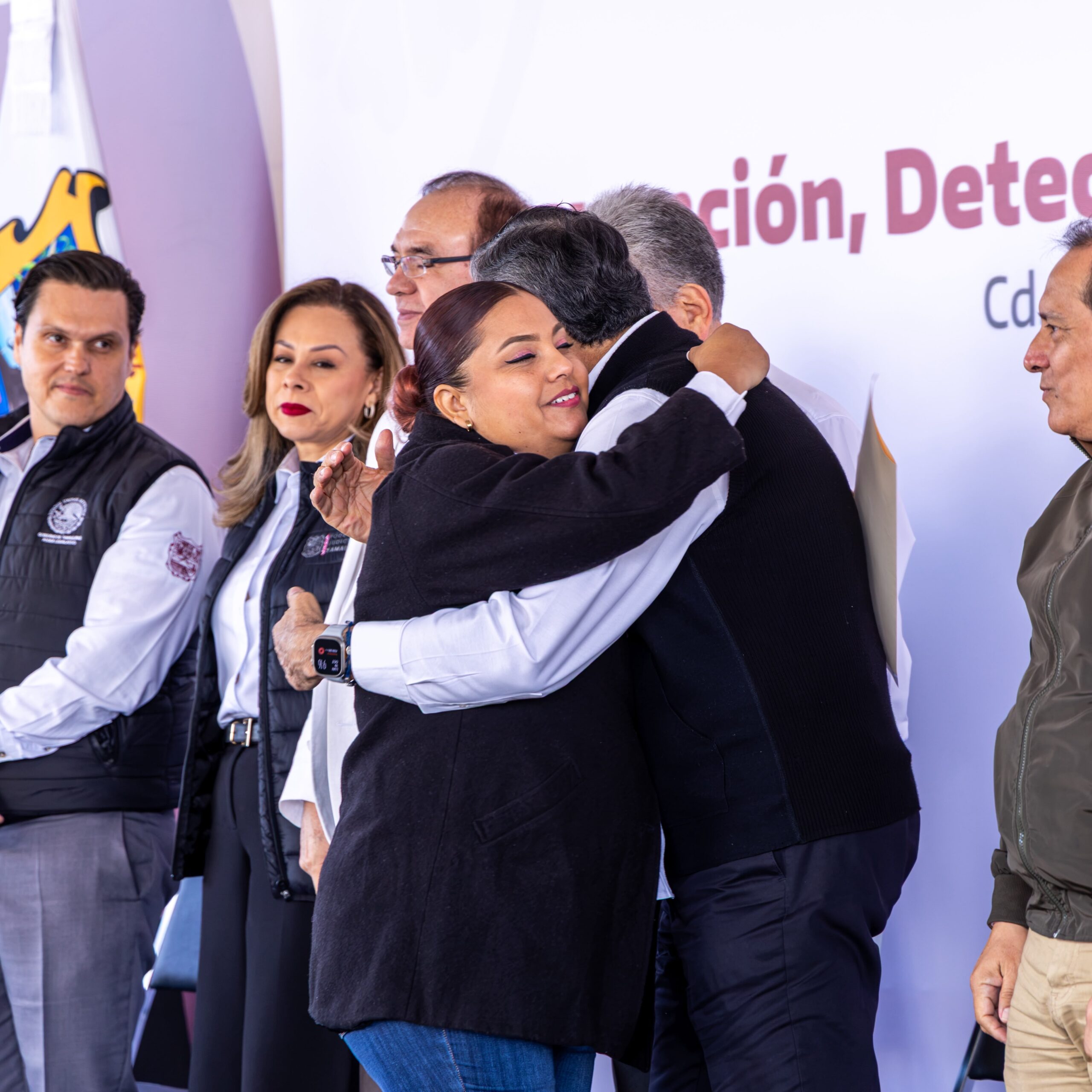 Paciente sobreviviente abraza al gobernador Américo Villarreal
