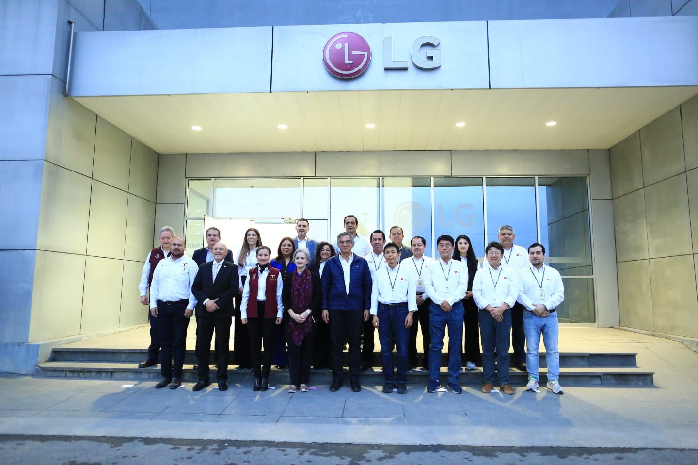 Representantes del Gobierno de Tamaulipas durante una visita a la planta LG