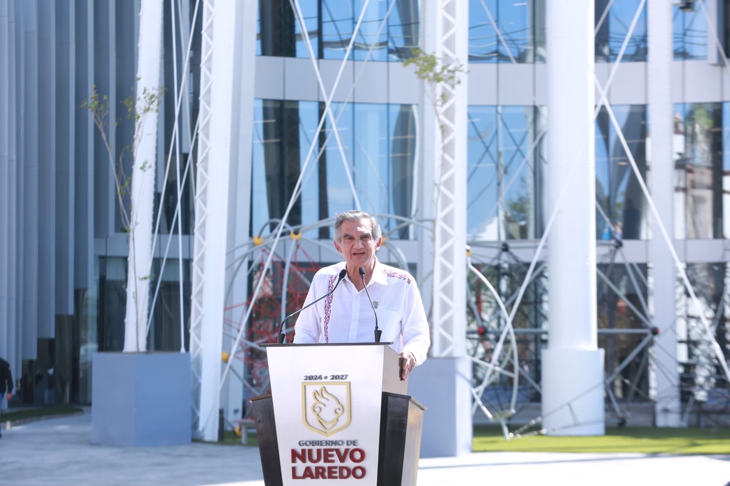 El gobernador Américo Villarreal durante su gira de trabajo por Nuevo Laredo.