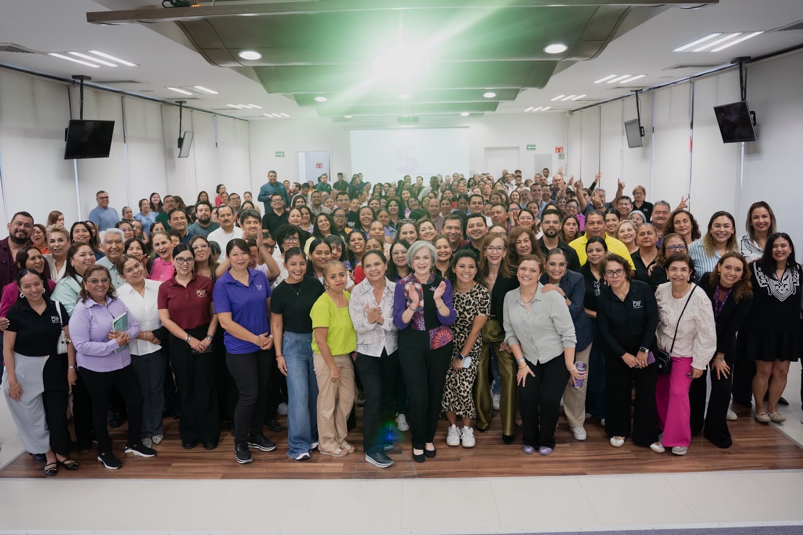 María de Villarreal con el equipo del DIF Tamaulipas