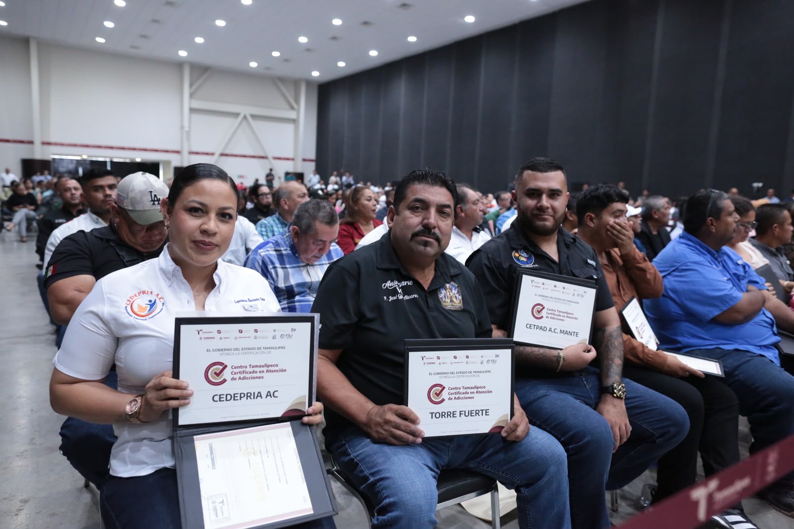 Representantes de centros de rehabilitación certificados durante la ceremonia en Ciudad Victoria.