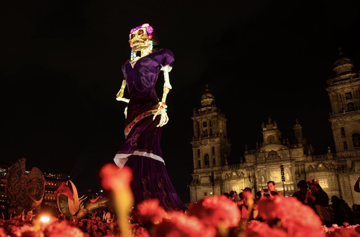 Catrina monumental iluminada frente a la Catedral Metropolitana