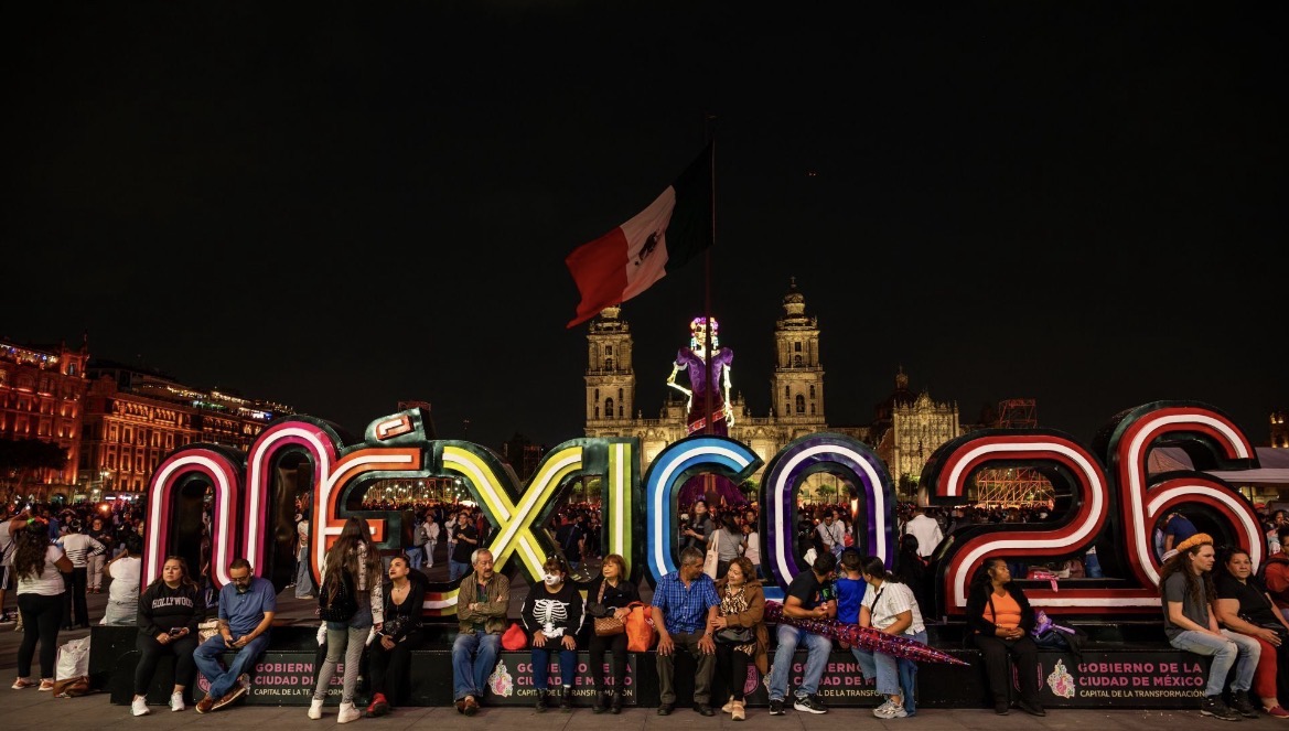 Visitantes en el Zócalo con la Catrina al fondo