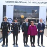 Autoridades frente a la sede del Centro Nacional de Inteligencia en México