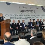 Mauricio Kuri y Ronald Johnson durante el inicio de la academia policial de Querétaro