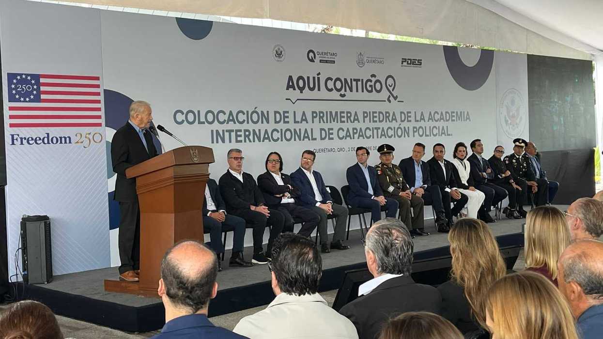 Mauricio Kuri y Ronald Johnson durante el inicio de la academia policial de Querétaro