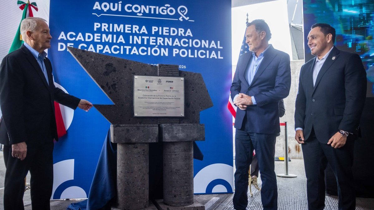 Mauricio Kuri y Ronald Johnson durante el inicio de la academia policial en Querétaro
