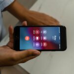 Senado aprueba multas millonarias por acoso telefónico Persona sostiene un teléfono celular con una llamada entrante en pantalla