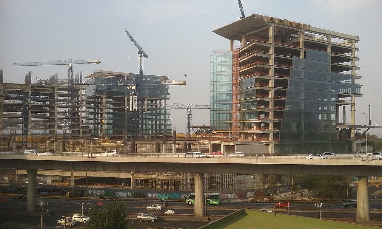 Edificios en construcción y grúas en Ciudad de México, actividad económica de agosto de 2026