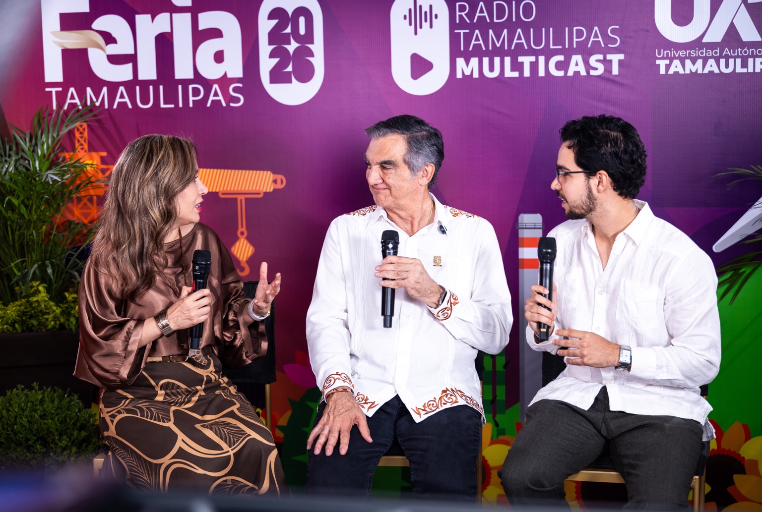Américo Villarreal conversa con conductores de Radio Tamaulipas Multicast durante la Feria Tamaulipas 2026