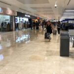 Sala de embarque con viajeros en la Terminal 4 del Aeropuerto Internacional de Cancún