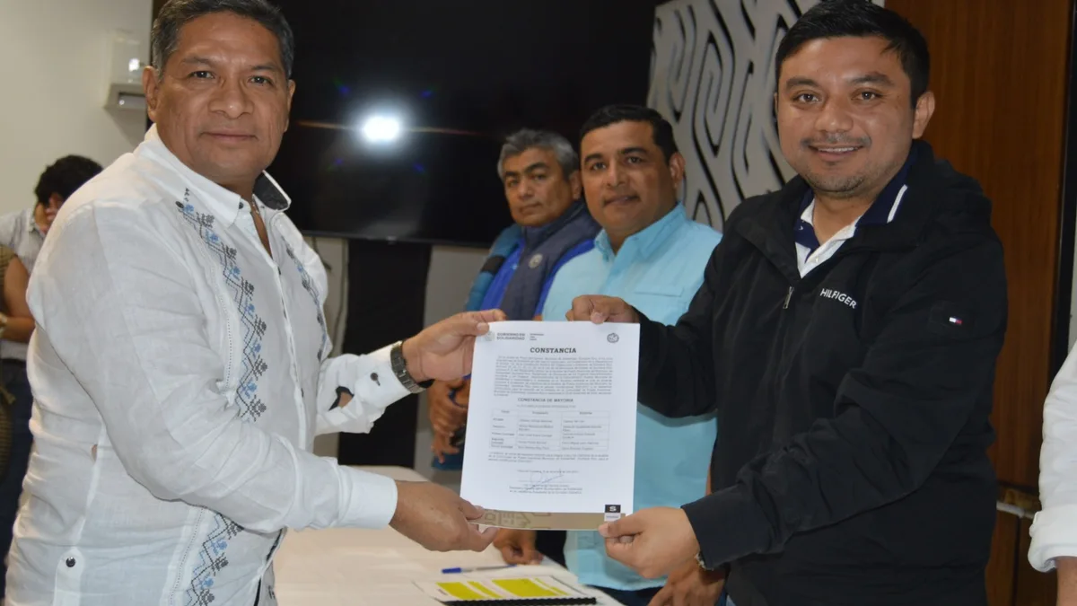 Gilberto Gómez recibe su constancia de mayoría como alcalde de Puerto Aventuras