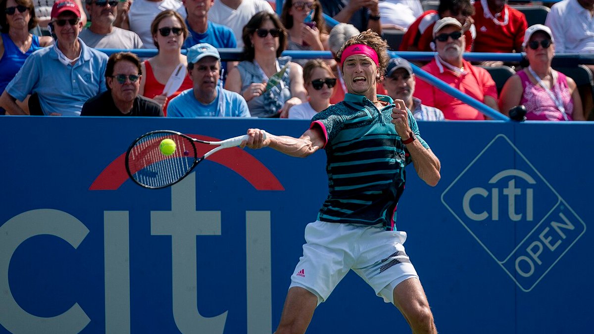 Alexander Zverev golpea la pelota durante la final del Citi Open de 2018, foto de archivo