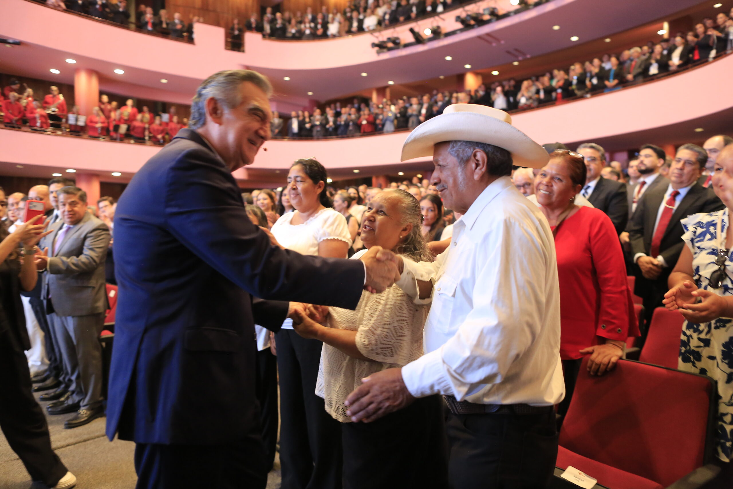 Américo Villarreal saluda a un ciudadano durante el encuentro Cuatro años transformando Tamaulipas